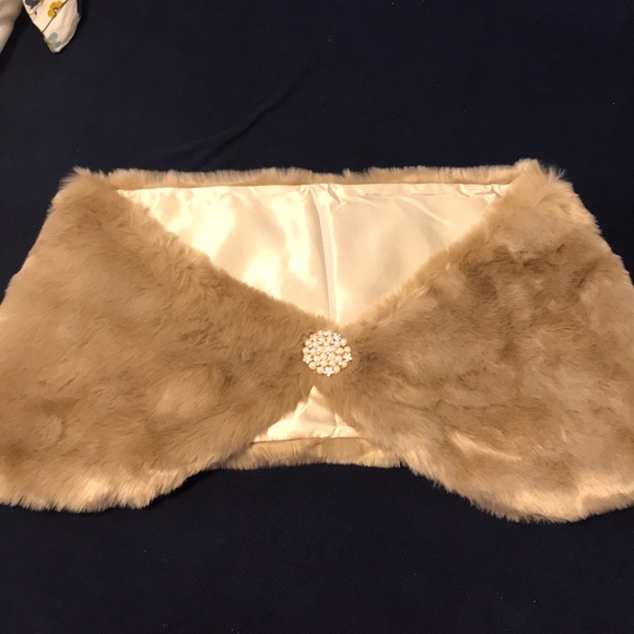 Accessories - “Fur” shall with broach